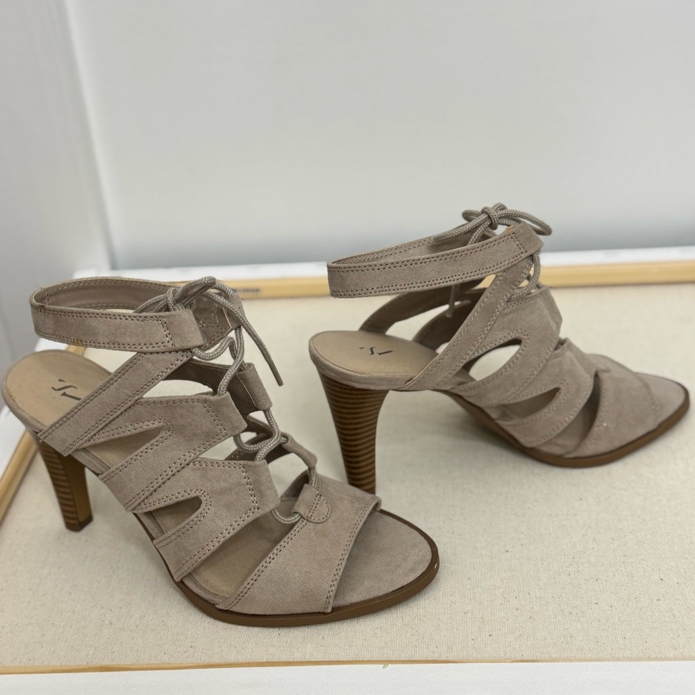 Vera Wang Taupe Strappy Heels Size 7.5